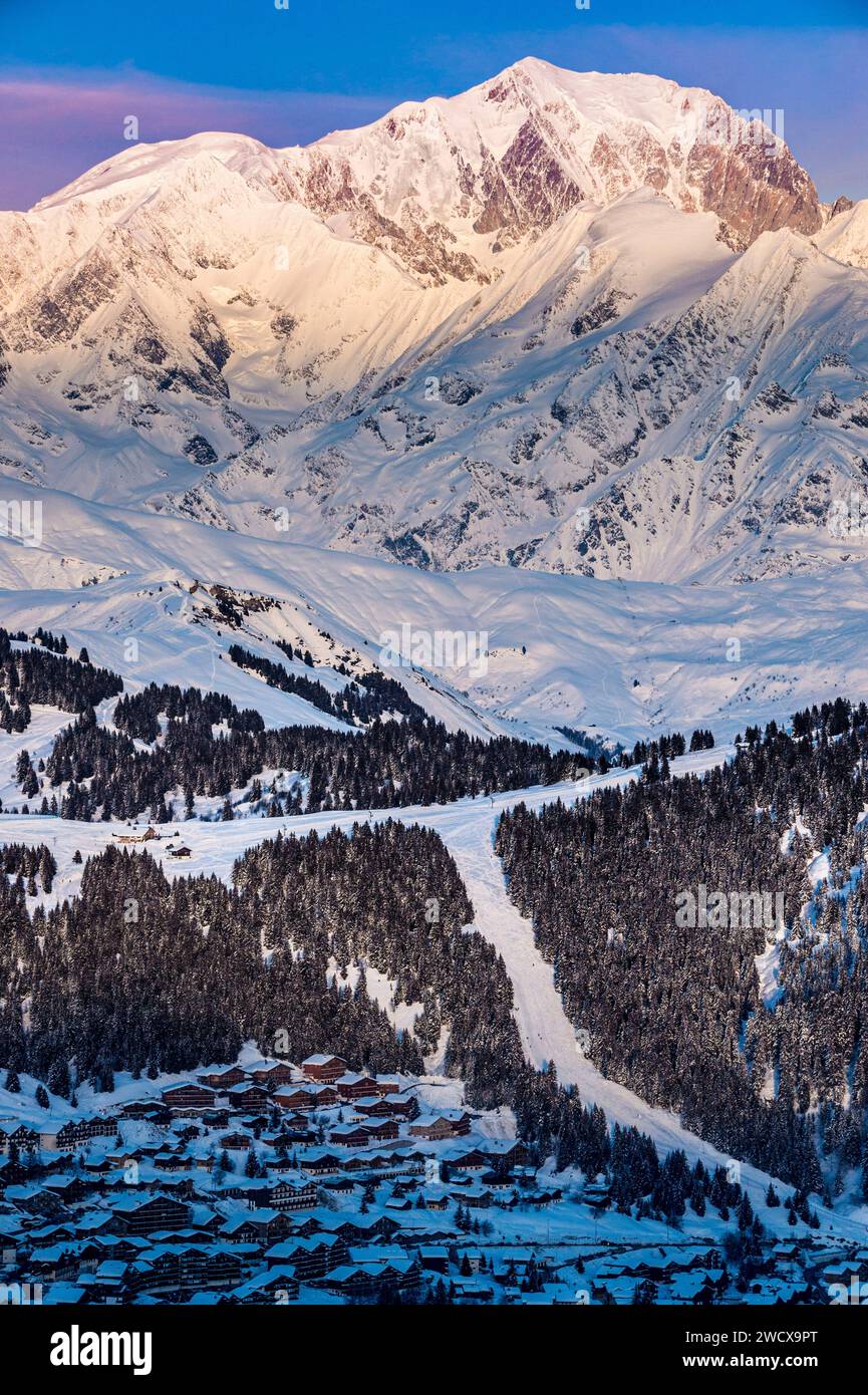 France, Savoie, Hauteluce, station de sports d'hiver Les Saisies, sommet du Mont Blanc enneigé au coucher du soleil Stock Photo