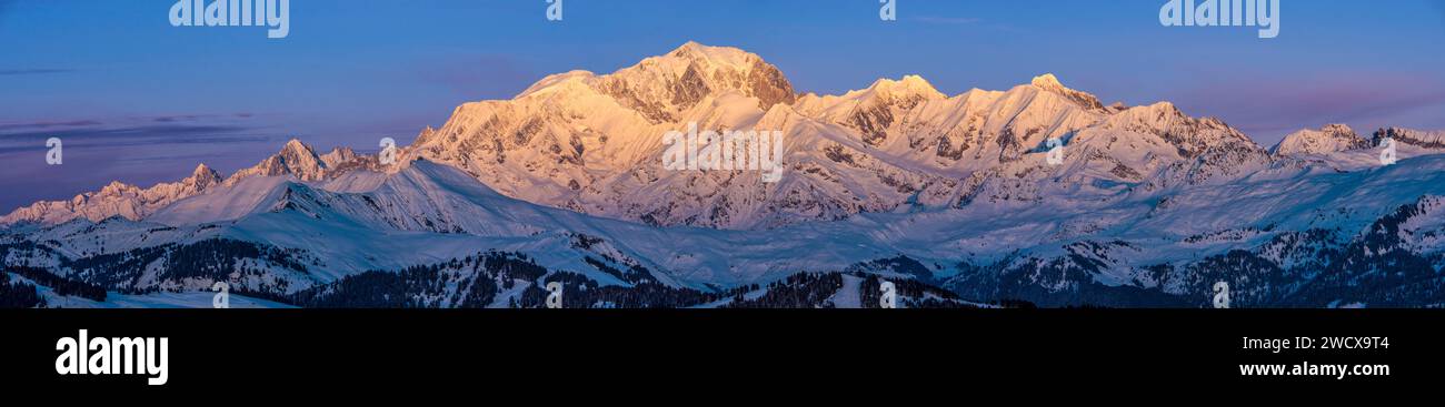 France, Savoie, Hauteluce, station de sports d'hiver Les Saisies, sommet du Mont Blanc enneigé au coucher du soleil, vue panoramique Stock Photo