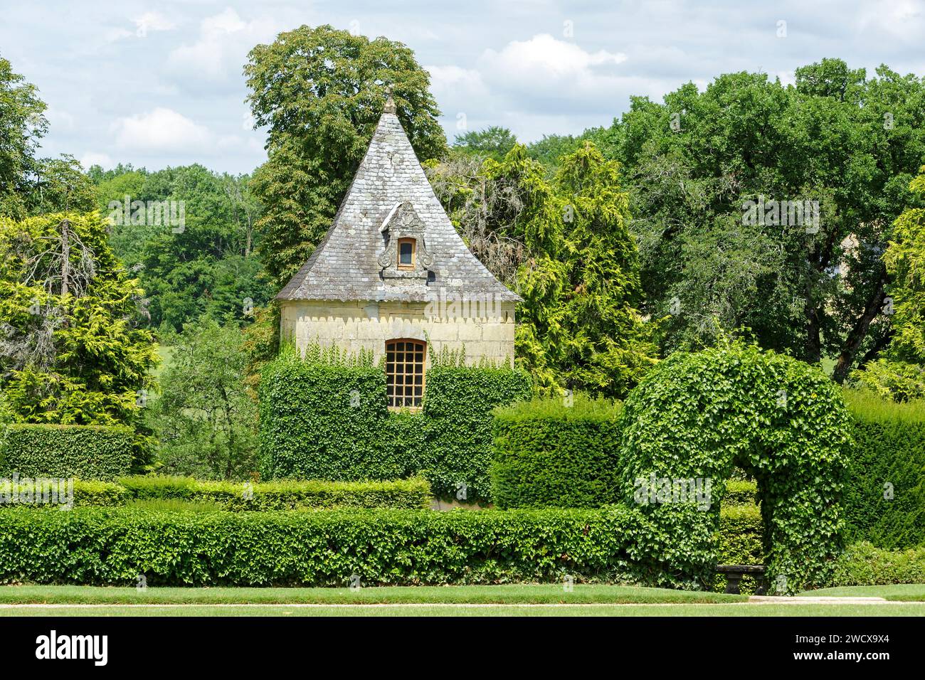 France, Dordogne, Perigord Noir, Salignac eyvigues, the gardens of the Manoir d'Eyrignac labelled Jardins Remarquables (remarkable gardens) recomposed in the 20th century based on italian gardens of the Renaissance, gardens A La Francaise of the 18th century, medieval gardens with country style gardens on the outskirts, outbuilding of the manor and boxwoods Stock Photo