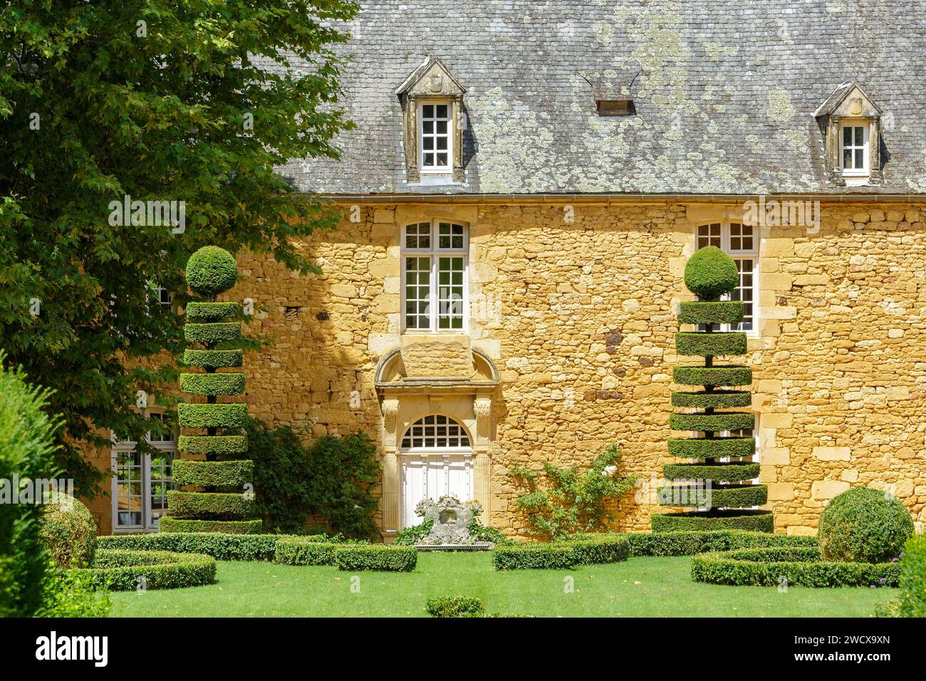 France, Dordogne, Perigord Noir, Salignac eyvigues, the gardens of the Manoir d'Eyrignac labelled Jardins Remarquables (remarkable gardens) recomposed in the 20th century based on italian gardens of the Renaissance, gardens A La Francaise of the 18th century, medieval gardens with country style gardens on the outskirts, facade of the manor and boxwoods Stock Photo