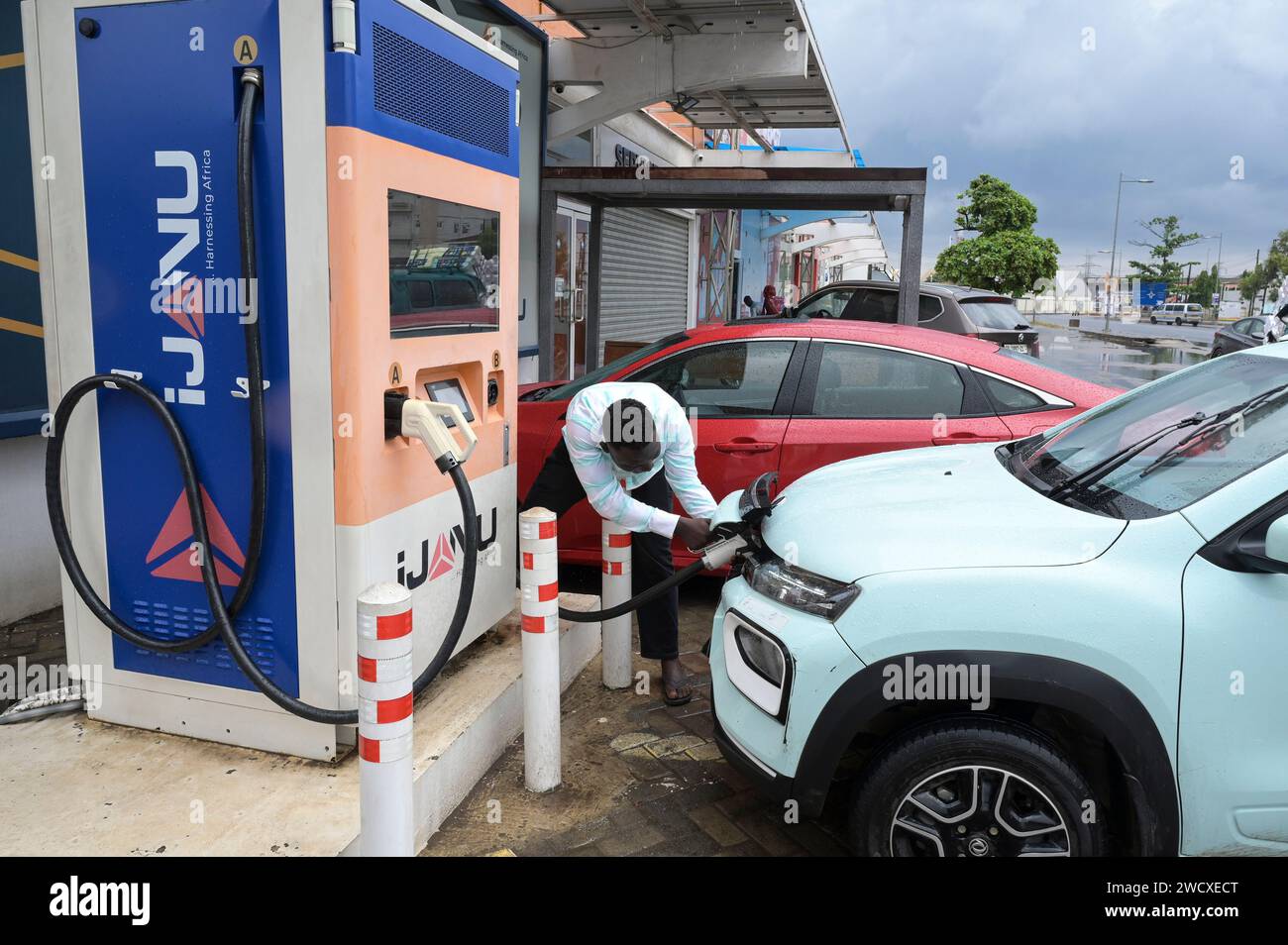 GHANA, Accra, electric mobility, IJANU service and quick charging station for electric cars, charging of chinese Dongfeng EX1 electric car / GHANA, Accra, E-Mobilität, IJANU Service und Ladestation für E-Autos, chinesisches Dongfeng EX1 E-Auto Stock Photo