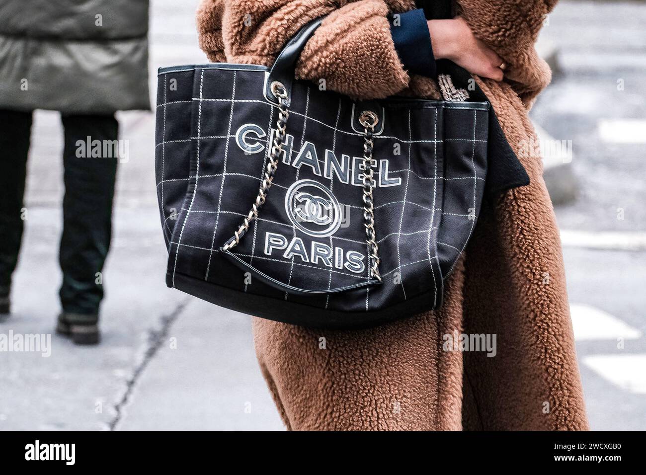 Chanel shopping bag hi res stock photography and images Alamy