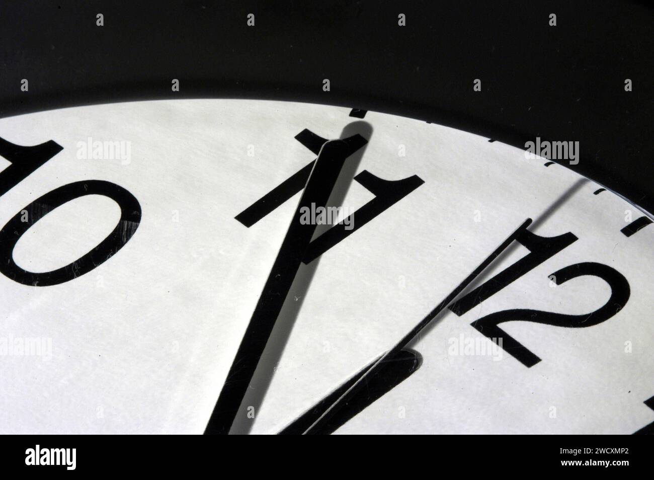 uhr es ist fünf vor zwölf