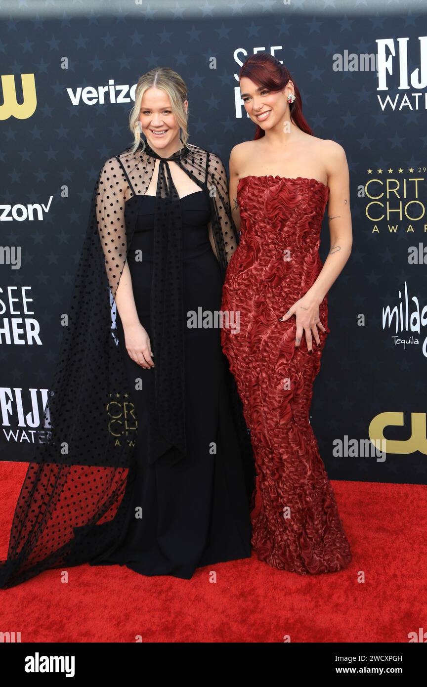 Caroline Ailin und Dua Lipa bei der Verleihung der 29. Critics Choice Awards im Barker Hangar. Santa Monica, 14.01.2024 Stock Photo