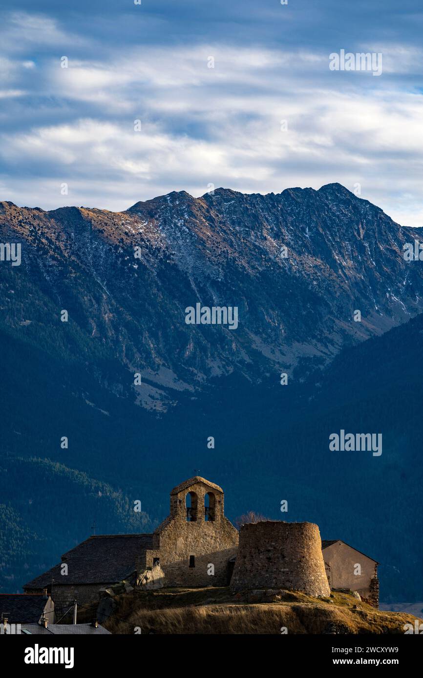 Église Saint-Vincent de La Llagonne, Capcir, Pyrenees Oriental, France with twoer - Castrum de La Llagonne Stock Photo