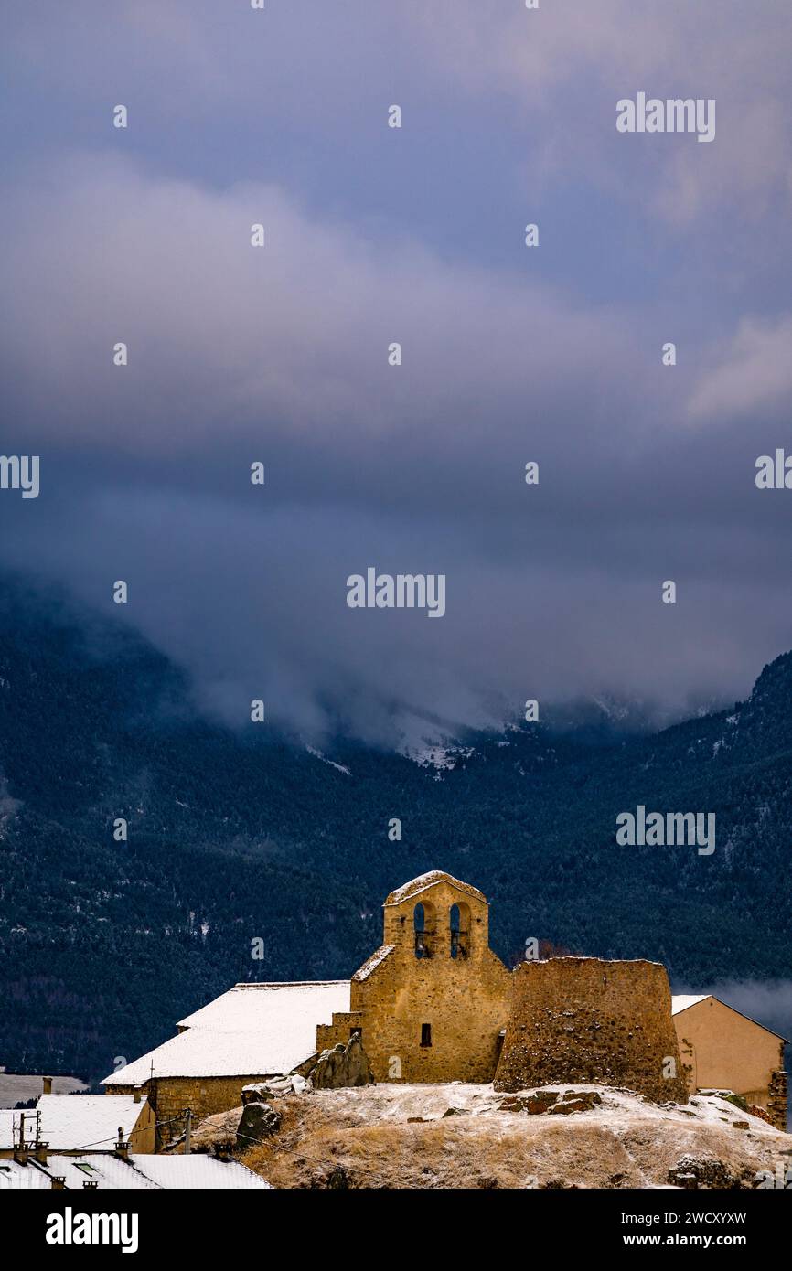 Église Saint-Vincent de La Llagonne, Capcir, Pyrenees Oriental, France with twoer - Castrum de La Llagonne Stock Photo