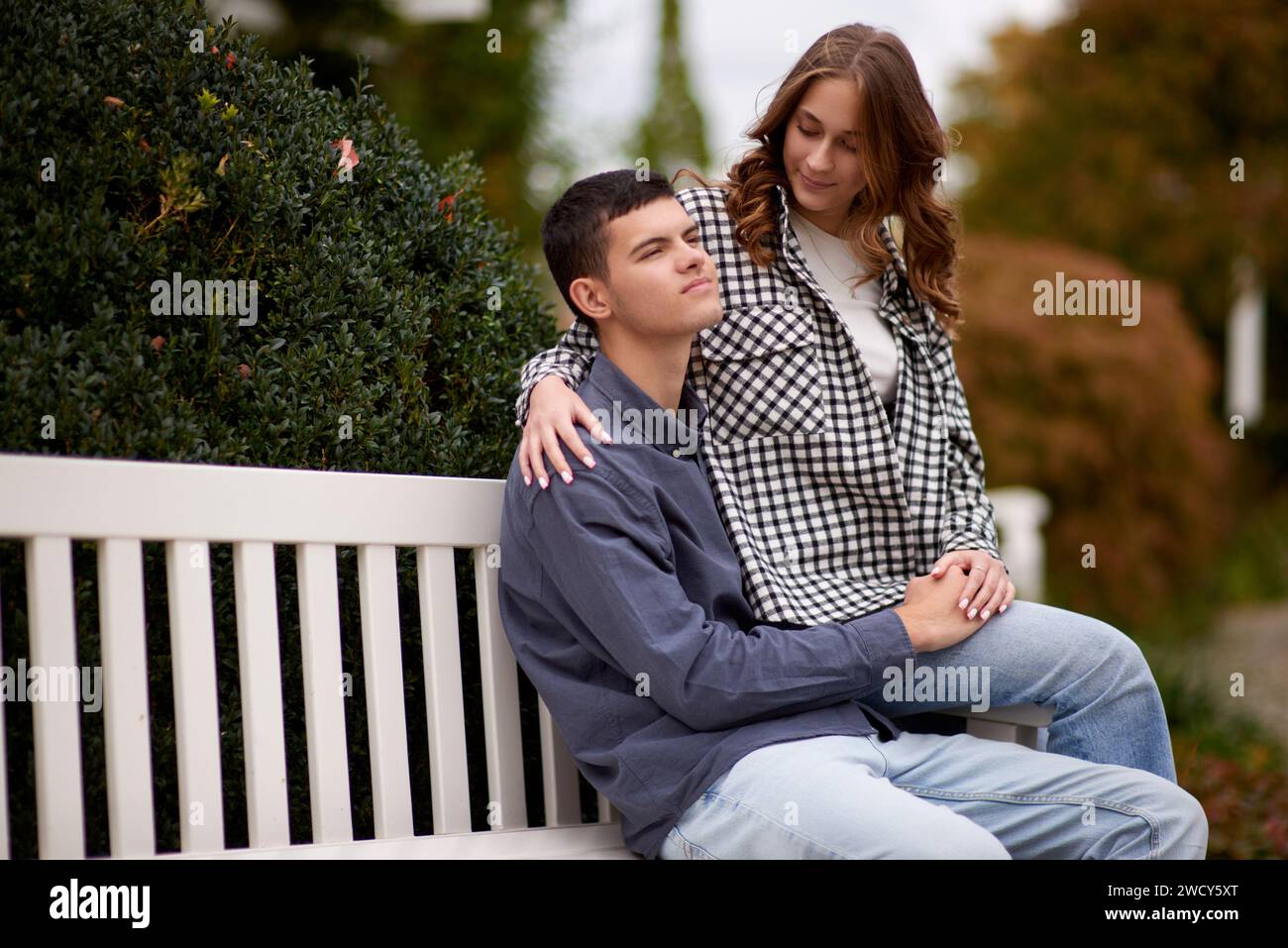 Romantic couple kiss on bench in city park hi-res stock photography and ...