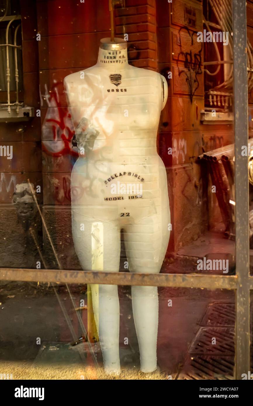 Mannequin Signs Shop window mannequins hi-res stock photography and images - Alamy