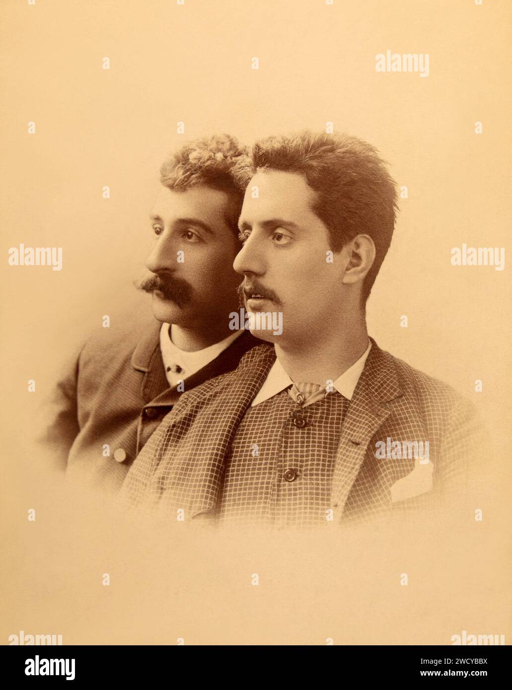 1880 c., Milano ,  ITALY : The celebrated italian music composer  GIACOMO PUCCINI ( 1858 - 1924 ), right side in this photo, with FERDINANDO FONTANA ( 1850 - 1919 ) the librettist of 'Le Villi ' and  ' Edgar ', the first two Opera's by Puccini . Photo by Giulio Rossi ( 1824 - 1884 ), Milano . - HISTORY - FOTO STORICHE - OPERA LIRICA  - COMPOSITORE - MUSICA - portrait - ritratto - baffi - moustache -  CLASSICA - CLASSICAL  - COMPOSITORE LIRICO - portrait - ritratto - MUSICISTA - MUSICA - profilo - profile - baffi - moustache - cravatta - tie - collar - colletto ---  ARCHIVIO GBB Stock Photo