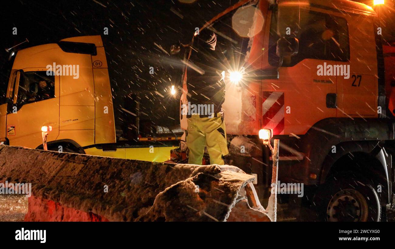 Verkehrskollaps auf hessischen Autobahnen. Der intensive Schneefall führte zum Stillstand auf der A 5 zwischen Gießen und Alsfeld auf mehr als 50 Kilometern. Die Ursache sind uneinsichtige LKW Fahrer bei denen selbst der Winterdienstfahrer mit dem Kopf schüttelt. Auf nur zwei Spuren wird versucht an einem anderen LKW vorbei zu kommen. Schafft es dieser auch nicht, sind alle Spuren blockiert. Hinzu kommt eine Baustelle bei der die Fahrstreifen eh verengt sind. Fehlende Rettungsgasse lässt quasi weder Polizei, noch Feuerwehr, Rettungsdienst und Winterdienst an die Problemstellen kommen. Auf der Stock Photo