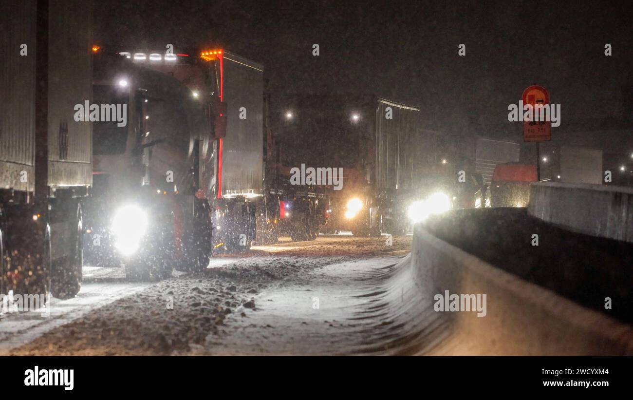 Verkehrskollaps auf hessischen Autobahnen. Der intensive Schneefall führte zum Stillstand auf der A 5 zwischen Gießen und Alsfeld auf mehr als 50 Kilometern. Die Ursache sind uneinsichtige LKW Fahrer bei denen selbst der Winterdienstfahrer mit dem Kopf schüttelt. Auf nur zwei Spuren wird versucht an einem anderen LKW vorbei zu kommen. Schafft es dieser auch nicht, sind alle Spuren blockiert. Hinzu kommt eine Baustelle bei der die Fahrstreifen eh verengt sind. Fehlende Rettungsgasse lässt quasi weder Polizei, noch Feuerwehr, Rettungsdienst und Winterdienst an die Problemstellen kommen. Auf der Stock Photo