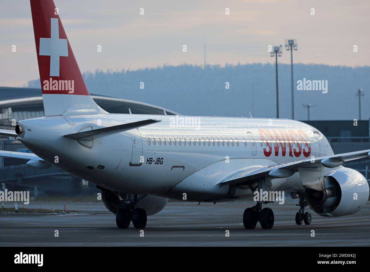 Ein Passagierflugzeug der Schweizer Fluggesellschaft Swiss vom Typ Airbus A220-100 mit der Registrierung HB-JBG ist auf dem Flughafen Zürich gelandet. Ein Passagierflugzeug der Schweizer Fluggesellschaft Swiss vom Typ Airbus A220-100 mit der Registrierung HB-JBG ist auf dem Flughafen Zürich gelandet. *** A passenger aircraft of the Swiss airline Swiss of the type Airbus A220 100 with the registration HB JBG has landed at Zurich Airport A passenger aircraft of the Swiss airline Swiss of the type Airbus A220 100 with the registration HB JBG has landed at Zurich Airport Stock Photo