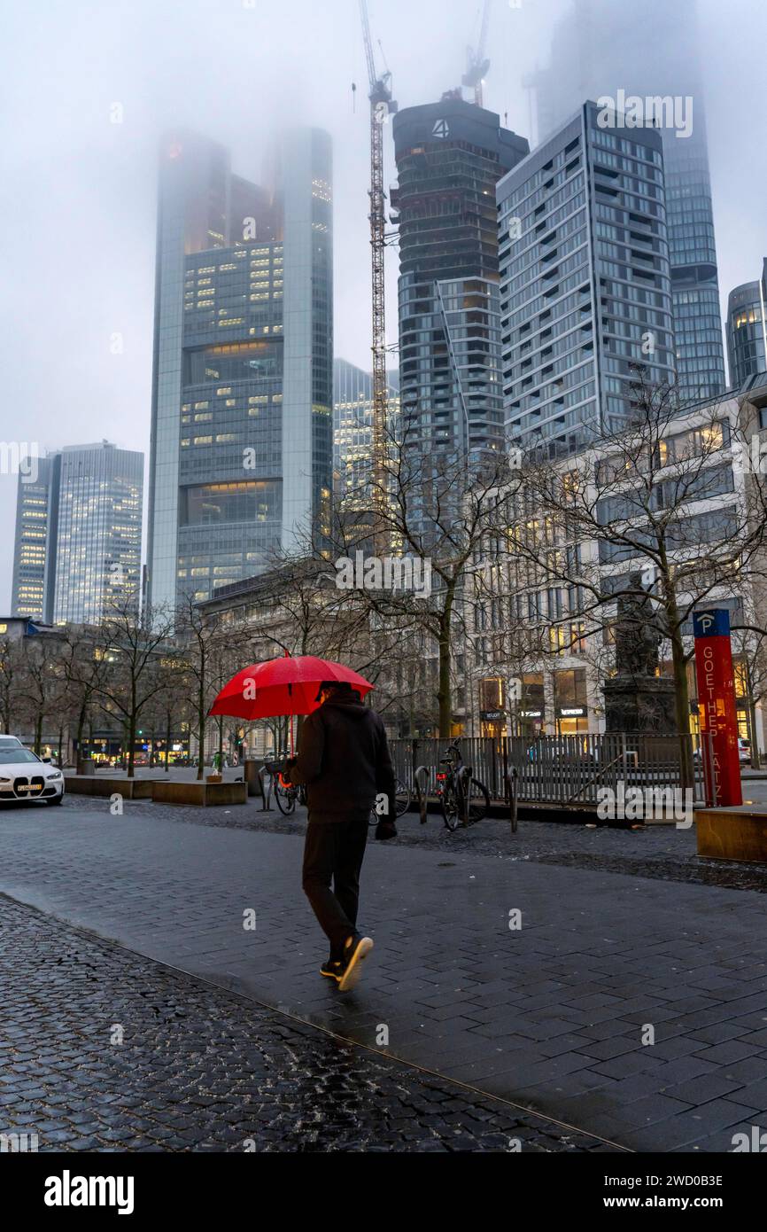 Regenwetter, Eisregen, Goetheplatz, Hochaus Skyline in Wolken, Passanten hasten durch das feuchte, eisige Wetter, Frankfurt am Main, Hessen, Deutschland Regenwetter *** Rainy weather, freezing rain, Goetheplatz, high-rise skyline in clouds, passers-by hurrying through the damp, icy weather, Frankfurt am Main, Hesse, Germany Rainy weather Stock Photo