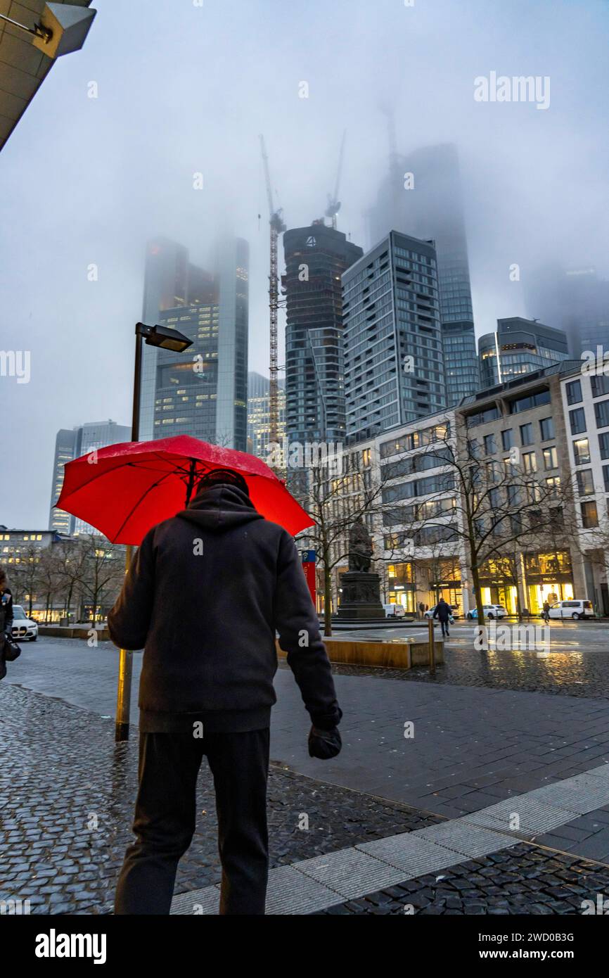 Regenwetter, Eisregen, Goetheplatz, Hochaus Skyline in Wolken, Passanten hasten durch das feuchte, eisige Wetter, Frankfurt am Main, Hessen, Deutschland Regenwetter *** Rainy weather, freezing rain, Goetheplatz, high-rise skyline in clouds, passers-by hurrying through the damp, icy weather, Frankfurt am Main, Hesse, Germany Rainy weather Stock Photo