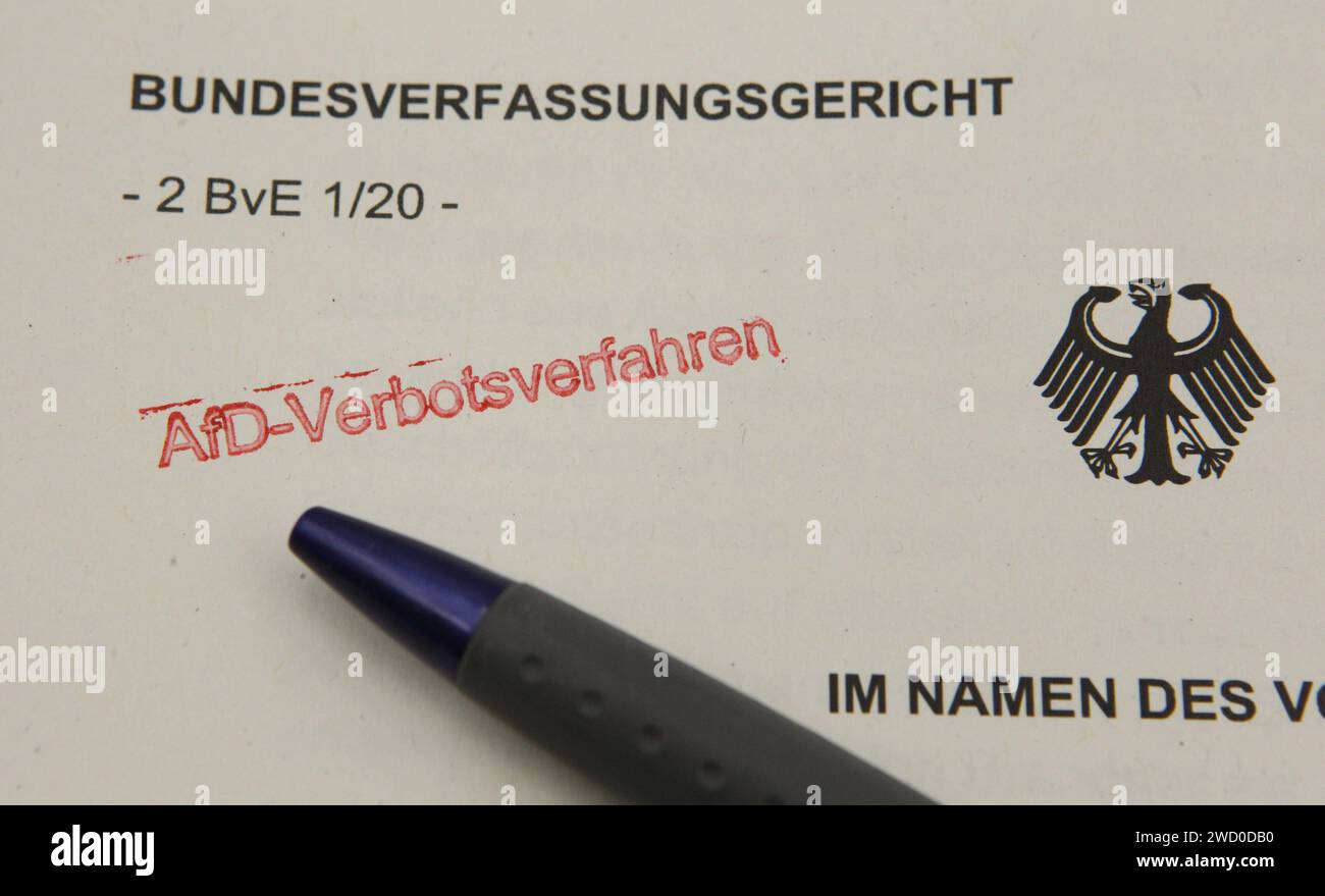 Auf einem Schriftstück vom Bundesverfassungsgericht ist der Schriftzug AfD-Verbotsverfahren gestempelt worden. Symbolbild/Symbolfoto. Osdorf Hamburg *** The words AfD Verbotsverfahren have been stamped on a document from the Federal Constitutional Court Symbol image Symbol photo Osdorf Hamburg Stock Photo