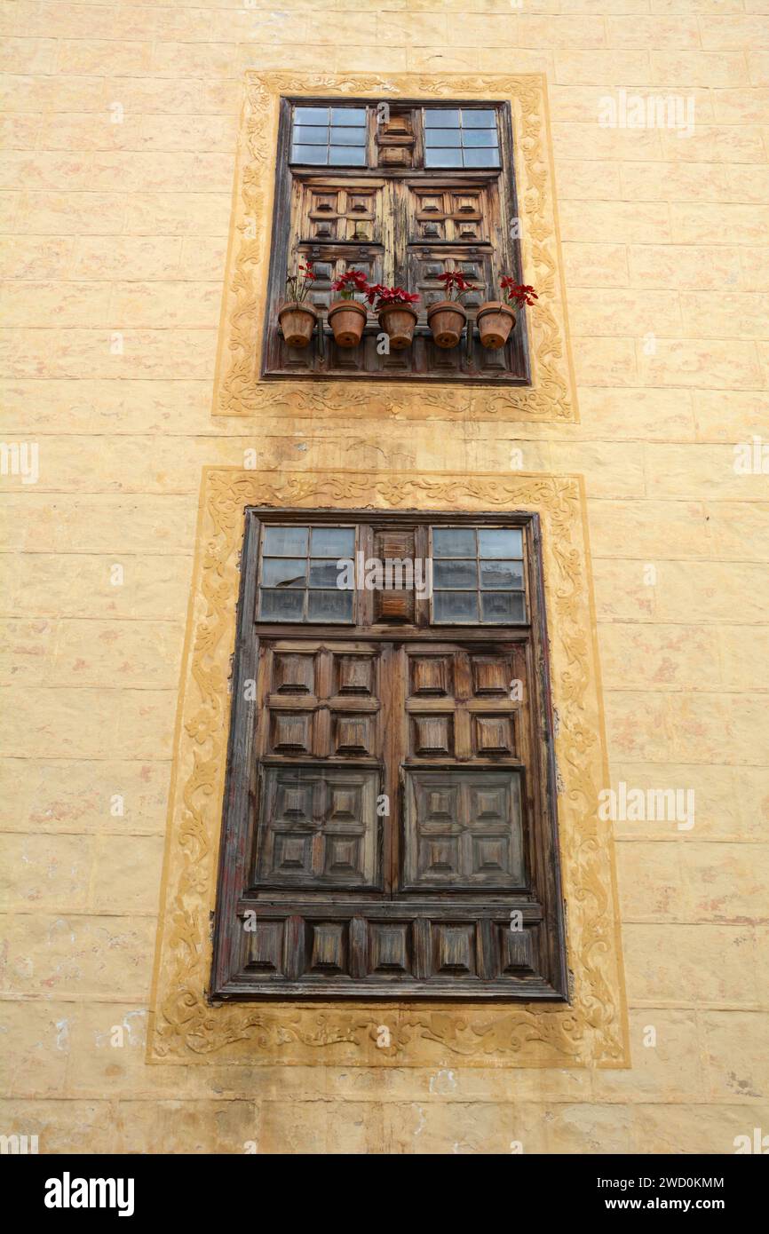 Wood shutter windows and sgraffito etchings at the Casa Lercero, a 17th century colonial manor house in La Oratova, Tenerife, Canary Islands, Spain. Stock Photo