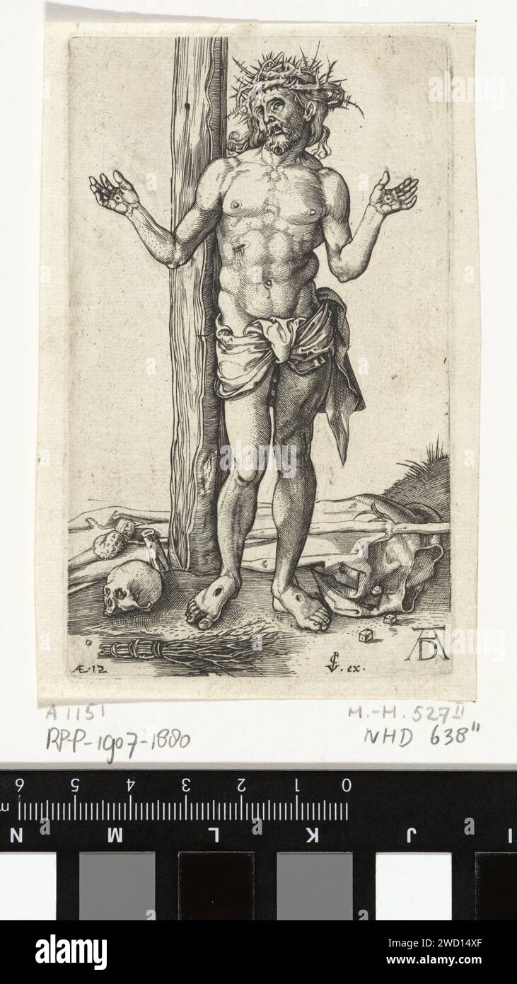 Christ as a man of SMARTEN, with raised hands, Johannes Wierix (attributed to), after Albrecht Dürer, 1559 - 1563 print Christ at the cross (of which only the vertical bar is visible), the hands were raised to show his stigmata. At his feet a skull, dice, a stick with a sponge, a branch forest and a rug or cloak.  paper engraving whole figure, sitting or standing of the Man of Sorrows Stock Photo