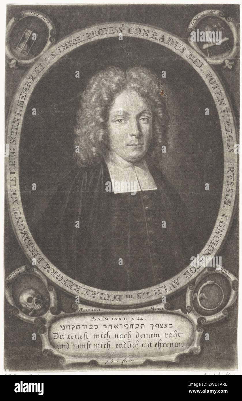 Portret Van Conrad Honey, Jacob Gole, 1703 - 1724 print Portrait bust of the pastor and theologian Conradus Mel at the age of 37. The frame is decorated with cartouches in which an hourglass, an Bijenkorf, snake that bites in its own tail and a human skull.  paper engraving theologian. serpent Ouroboros. bee-hive. hourglass. (human) skull Stock Photo