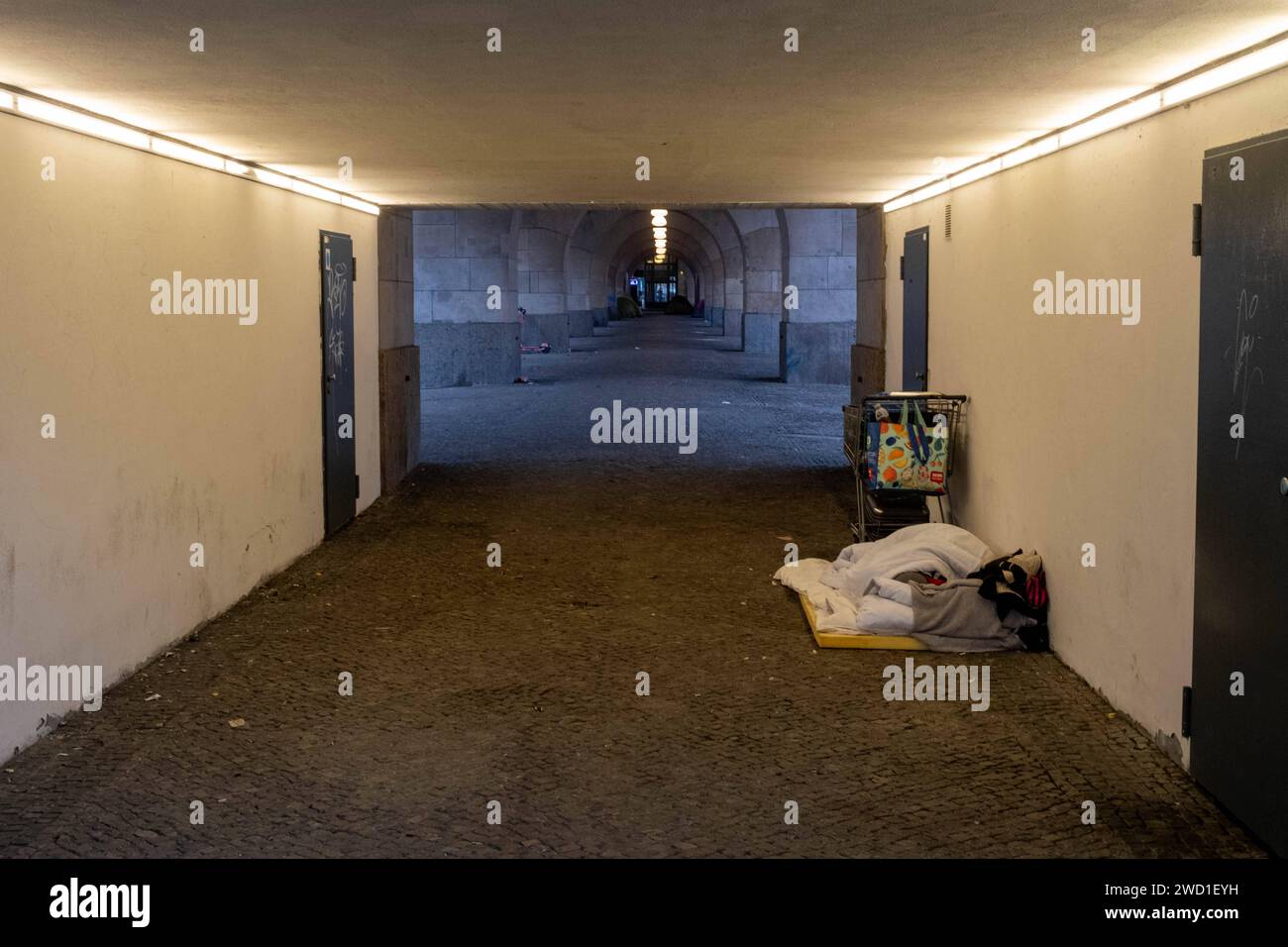 Ein Obdachloser schläft unter dem Hochbahnviadukt der Berliner U-Bahn an der Schönhauser Allee in Berlin-Prenzlauer Berg. / A homeless man sleeps under the elevated railway viaduct of the Berlin subway on Schönhauser Allee in Berlin-Prenzlauer Berg. Obdachlosigkeit in Berlin *** A homeless man sleeps under the elevated railway viaduct of the Berlin subway on Schönhauser Allee in Berlin Prenzlauer Berg A homeless man sleeps under the elevated railway viaduct of the Berlin subway on Schönhauser Allee in Berlin Prenzlauer Berg Homelessness in Berlin snph202401064410.jpg Stock Photo