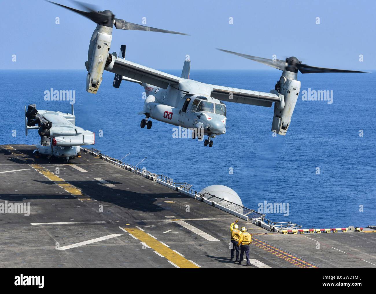 An MV-22B Osprey takes off from the amphibious assault ship USS Makin ...