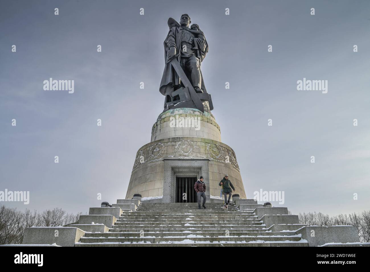 Soldatenstatue mit Kind, Sowjetisches Ehrenmal, Winter, Treptower Park ...