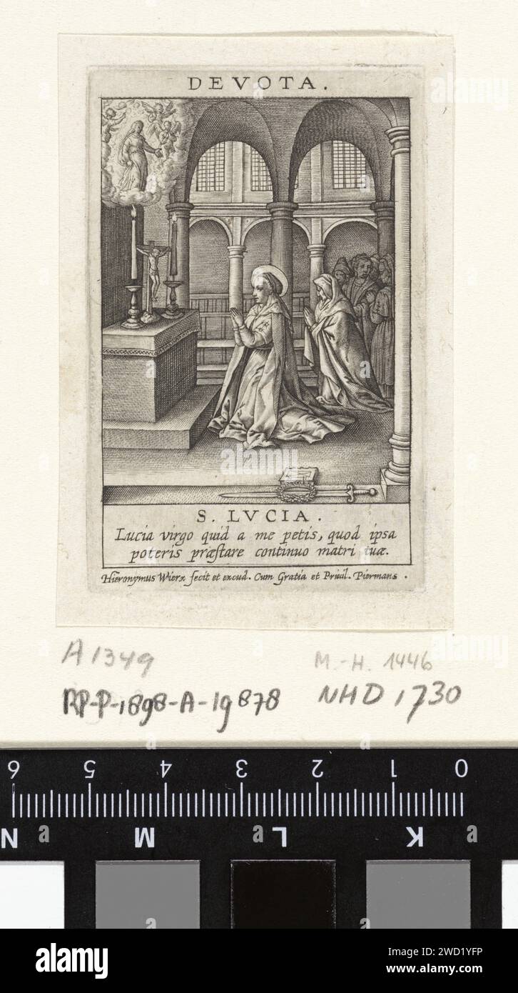 Virtue of the Devoten, Hieronymus Wierix, 1563 - Before 1619 print Saint Lucia prays, accompanied by other women, in a chapel. Above the altar a vision of the Virgin Mary. In the margin a two -way caption in Latin. Antwerp paper engraving the virgin martyr Lucy (Lucia) of Syracuse; possible attributes: dagger or sword (in neck), eyes, flames at feet, lamp, ox. appearances of Mary Stock Photo