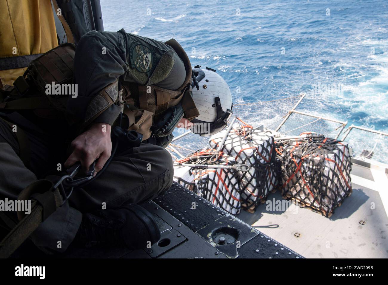 U.S. Naval Air Crewman participates in a vertical replenishment in the Sulu Sea Stock Photo