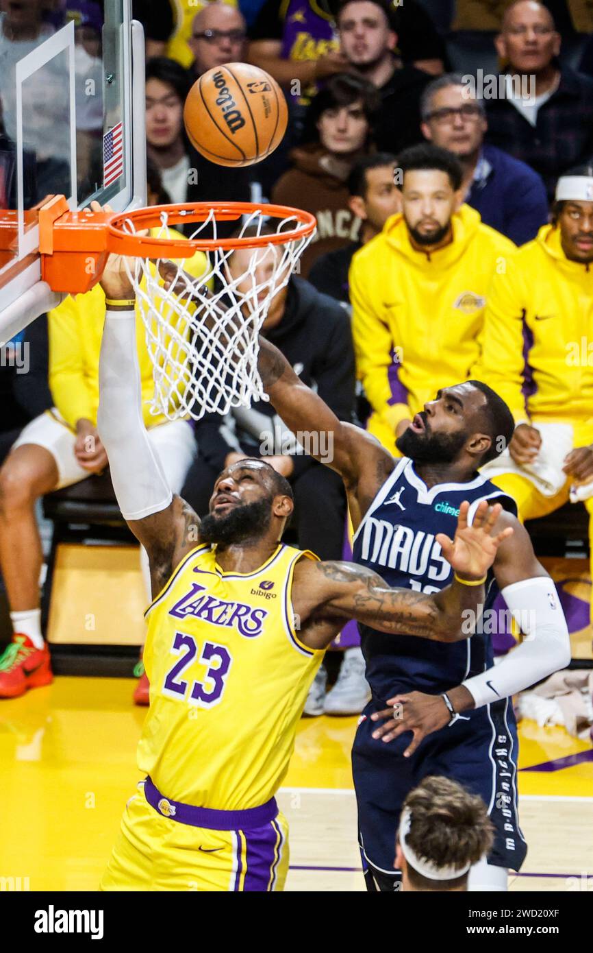 Los Angeles, USA. 17th Jan, 2025. Dallas Mavericks' Tim Hardaway Jr. (R