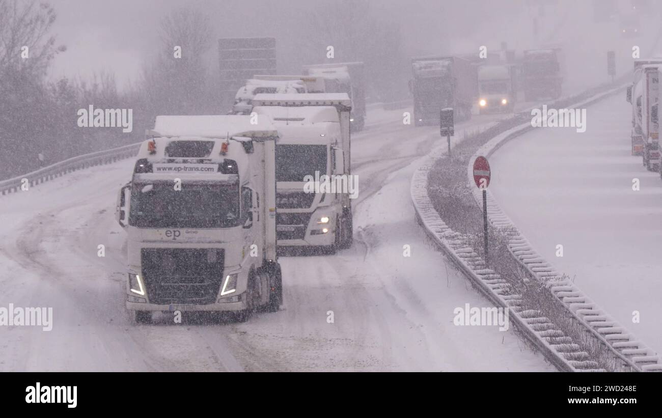 Das Schneechaos in Hessen hält nun schon über 16 Stunden an und es schneit noch weiter. Der Verkehr ist auf den Autobahnen A 5, A 4 und A 7 völlig zusammen gebrochen. Auch auf den Nebenstrecken geht nichts voran. Auf der B 49 bei Schellnhausen standen dutzende LKW seit Stunden. Bis zu 20 cm Neuschnee sind gefallen - der Winterdienst ohne Chance. Katastrophale Zustände auch auf den Autobahnen. Auf der A 5 geht zwischen Gießen und Niederaula seit 16 Stunden gar nichts mehr. Autofahrer stecken in mitten der LKW seit Stunden fest. Und auch am Donnerstagvormittag kein Vorankommen. LKW Fahrer lassen Stock Photo