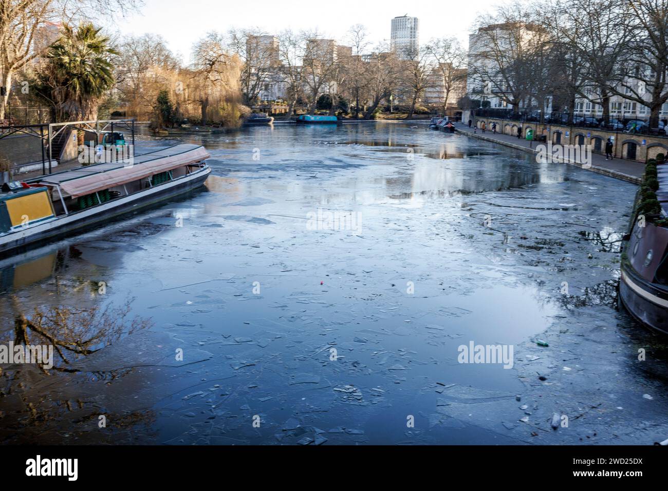 London, UK. 18th Jan, 2024. The Regent's Canal frozen over at Little Venice, London, as temperatures in the capital drop below zero for another night. Amber and Yellow weather warnings for snow and ice have been issued by The Met Office for large parts of the UK. Photo credit: Ben Cawthra/Sipa USA Credit: Sipa USA/Alamy Live News Stock Photo