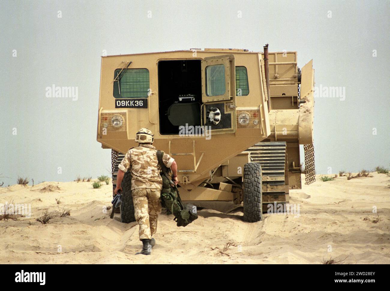 First Gulf War: 14th January 1991 A British Army Aardvark JSFU (Joint Services Flail Unit) mine-clearance vehicle north of Dhahran in Saudi Arabia. Stock Photo