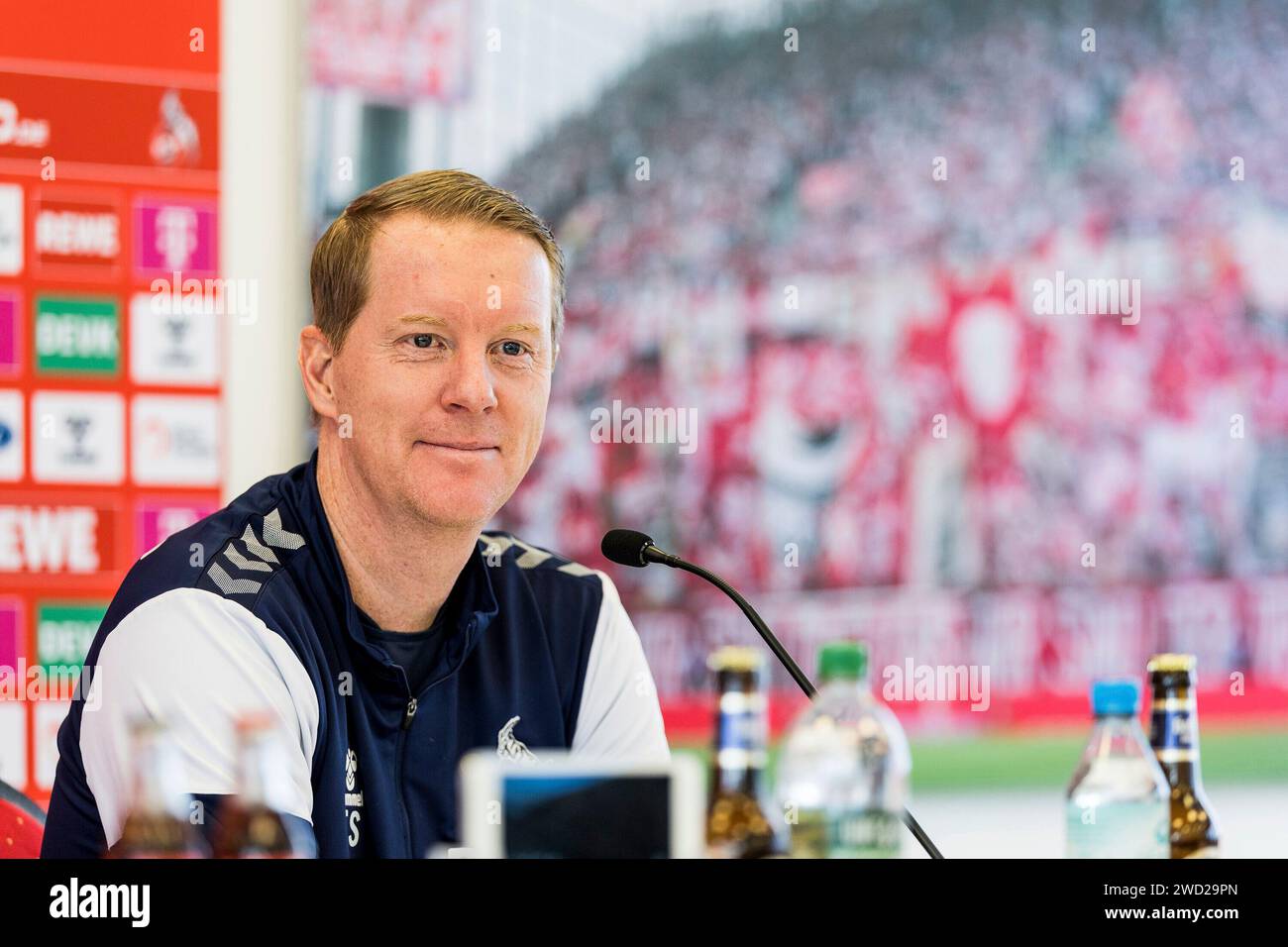 Timo Schultz (Trainer 1. FC K?ln) l?chelnd MEN?S EHF EURO 2024: Pressekonferenz mit Oberb?rgermeisterin Henriette Reker und Ministerpr?sident Hendrik W?st mit Er?ffnung der Illumination der LanxessArena, LanxessArena, K?ln am 17.01.2024 Stock Photo