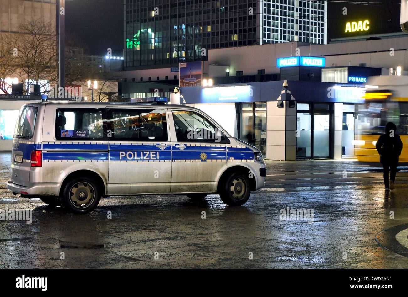 RECORD DATE NOT STATED 13.01.2024, Berlin Deutschland. Polizeiwagen an der Wache am