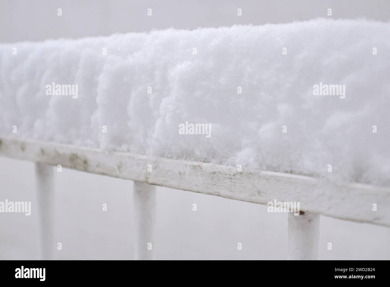 Schnee in NRW: Hoher Schnee auf einem Geländer *** Snow in NRW Heavy snow on a railing Stock Photo