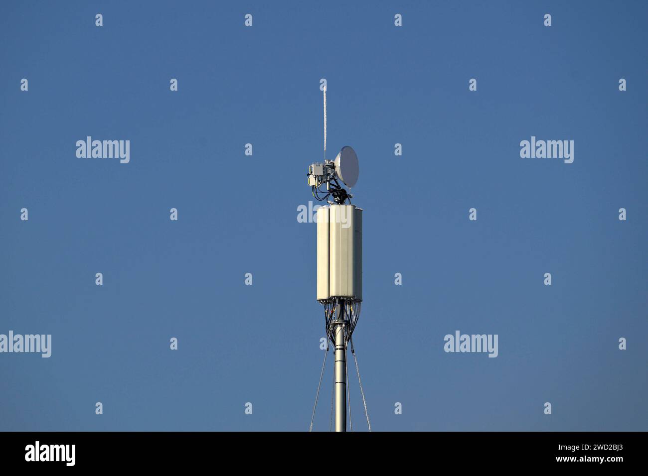 Antenne telefonica hi-res stock photography and images - Alamy