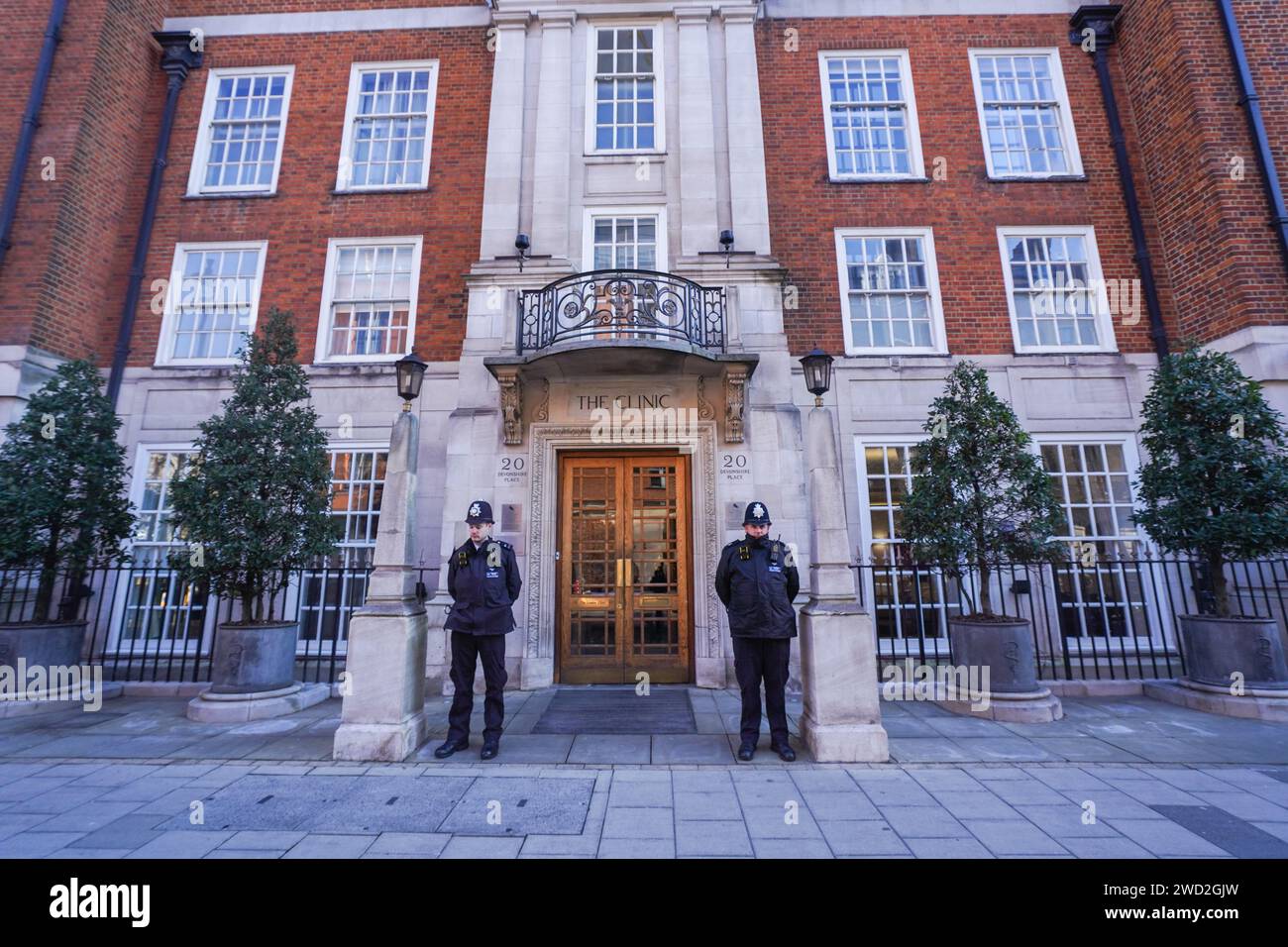 London UK 18 January 2024 Metropolitan Police Officers Guarding The   London Uk 18 January 2024 Metropolitan Police Officers Guarding The Entrance To The London Clinic After Kate The Princess Of Wales Was Admiited On Tuesday To Undergo Abdominal Surgery The Princess Of Wales Will Remain At The Hospital For 14 Dayscredit Amer Ghazzalalamy Live News 2WD2GJW 