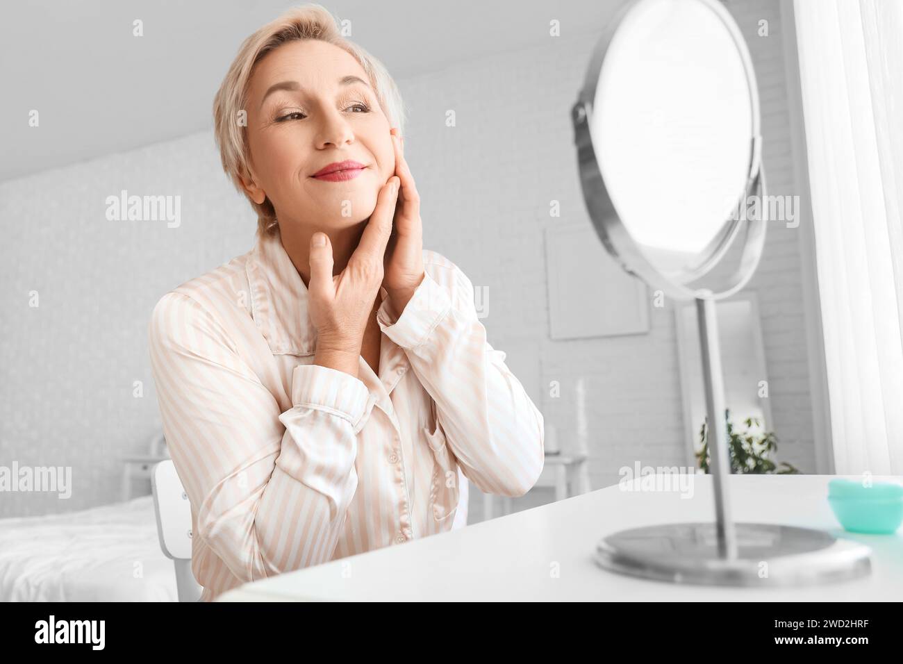 Mature woman self portrait mirror hi-res stock photography and images ...
