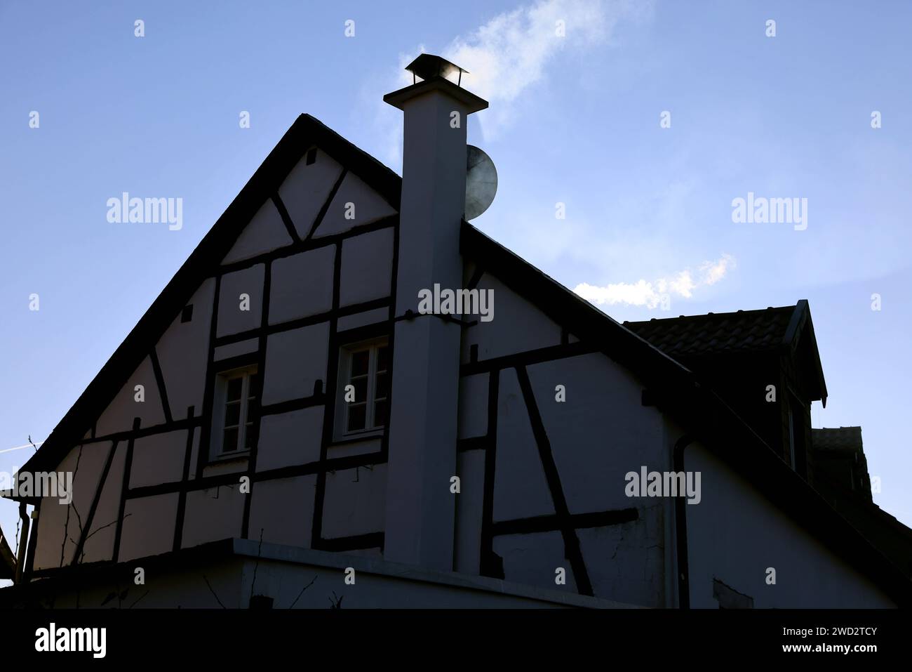 11.01.2024 Herten Qualm steigt aus einem Schornstein in den blauen Himmel *** 11 01 2024 Herten Smoke rises from a chimney into the blue sky Stock Photo