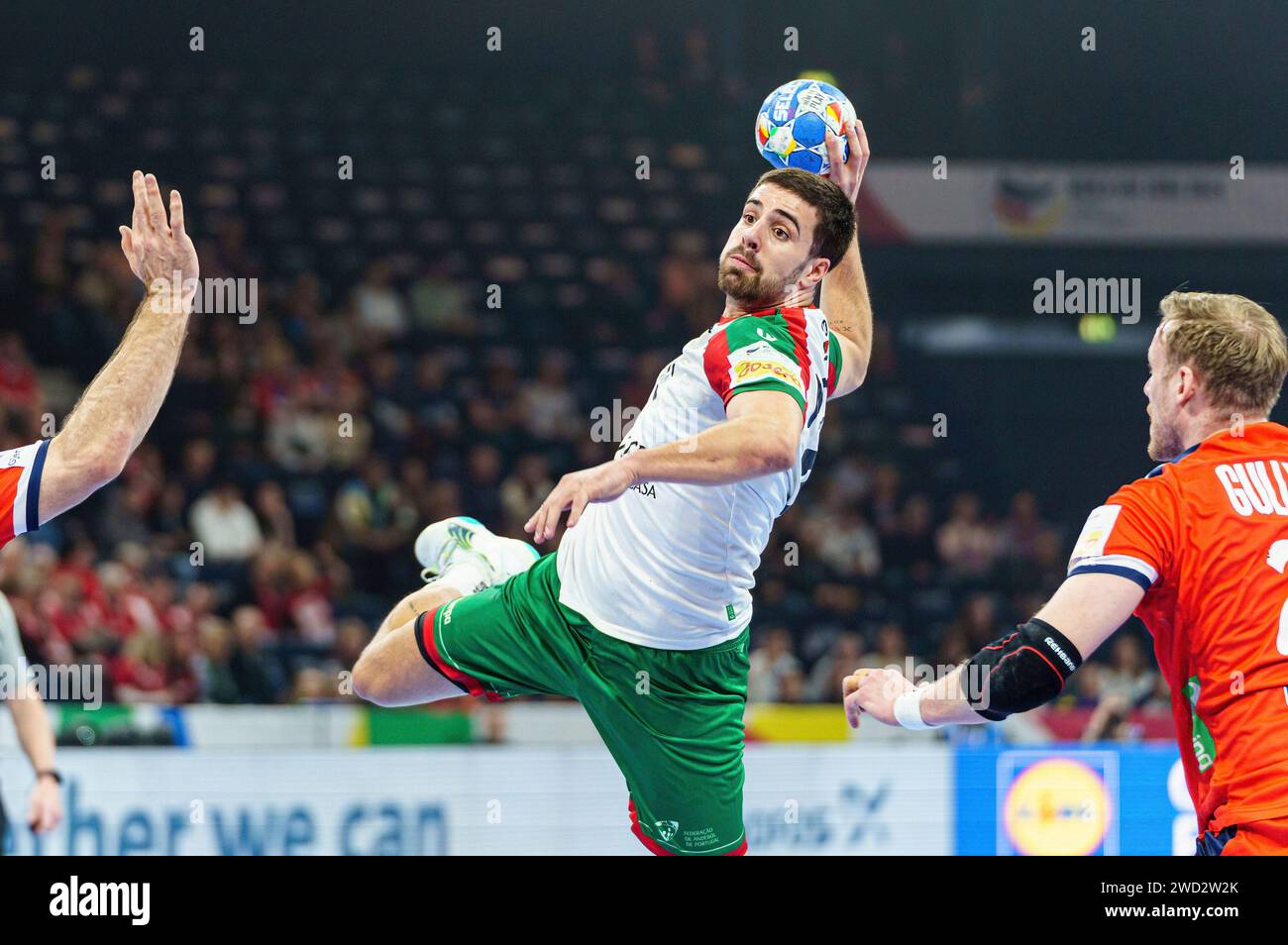 Hamburg, Deutschland. 17th Jan, 2024. Wurf/Tor Martim Costa (Portugal
