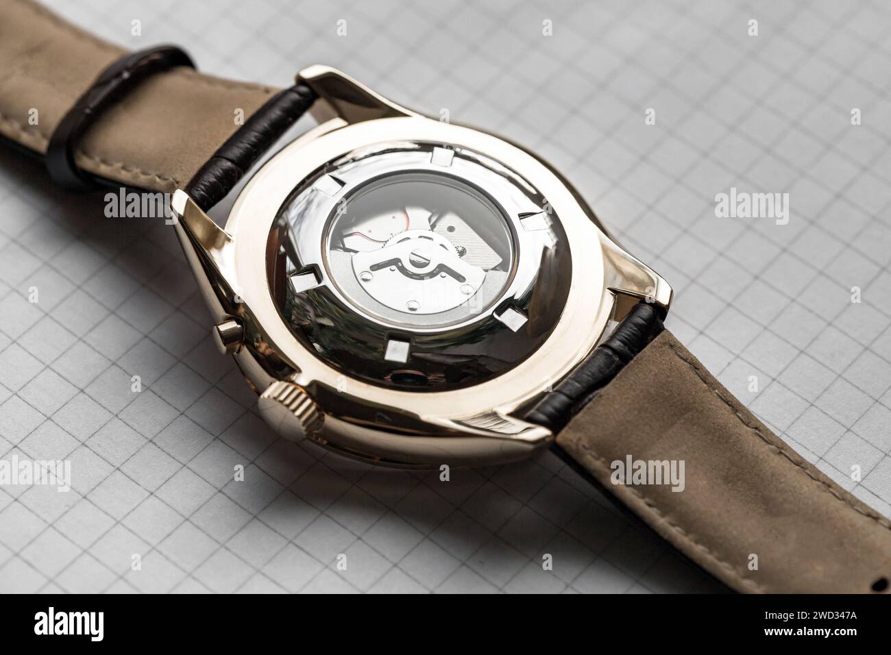 Transparent case back of selfwinding wrist watch with quartz