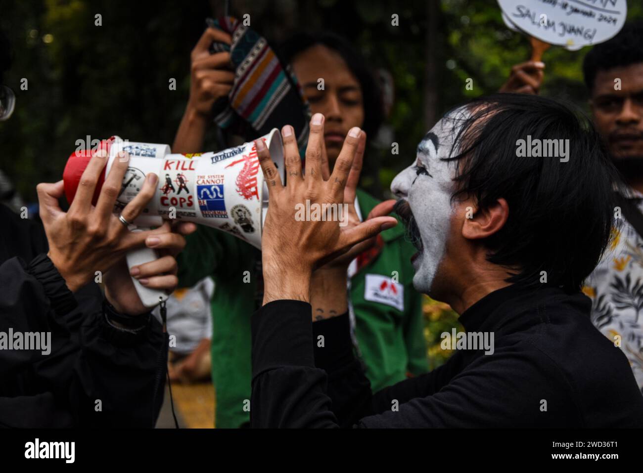 Bandung, West Java, Indonesia. 18th Jan, 2024. A Indonesia mime artist, Wanggi Hoed, performs an action of walking backwards 2 kilometers from the Gedung Indonesia Menggugat towards Gedung Sate, Bandung. The action held to commemorate the seventeenth Kamisan Action also became a symbol of the decline of democracy in Indonesia. The Kamisan action was first held in Jakarta on January 18 2007 to demand justice for victims of human rights violations and took place in various cities in Indonesia, one of which was Bandung. (Credit Image: © Dimas Rachmatsyah/ZUMA Press Wire) EDITORIAL USAGE ONLY! N Stock Photo