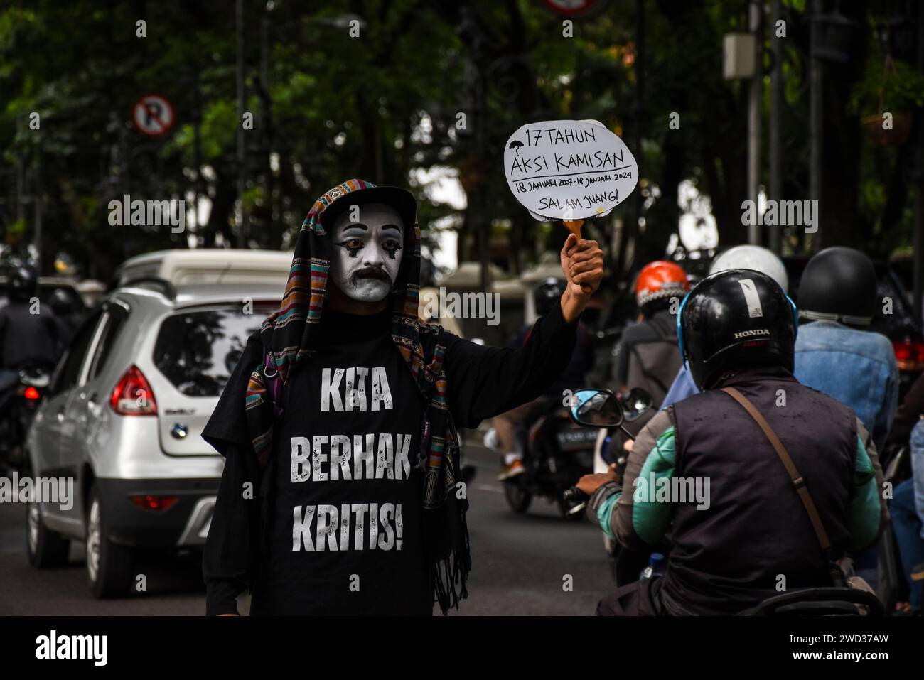 Bandung, West Java, Indonesia. 18th Jan, 2024. A Indonesia mime artist, Wanggi Hoed, performs an action of walking backwards 2 kilometers from the Gedung Indonesia Menggugat towards Gedung Sate, Bandung. The action held to commemorate the seventeenth Kamisan Action also became a symbol of the decline of democracy in Indonesia. The Kamisan action was first held in Jakarta on January 18 2007 to demand justice for victims of human rights violations and took place in various cities in Indonesia, one of which was Bandung. (Credit Image: © Dimas Rachmatsyah/ZUMA Press Wire) EDITORIAL USAGE ONLY! N Stock Photo