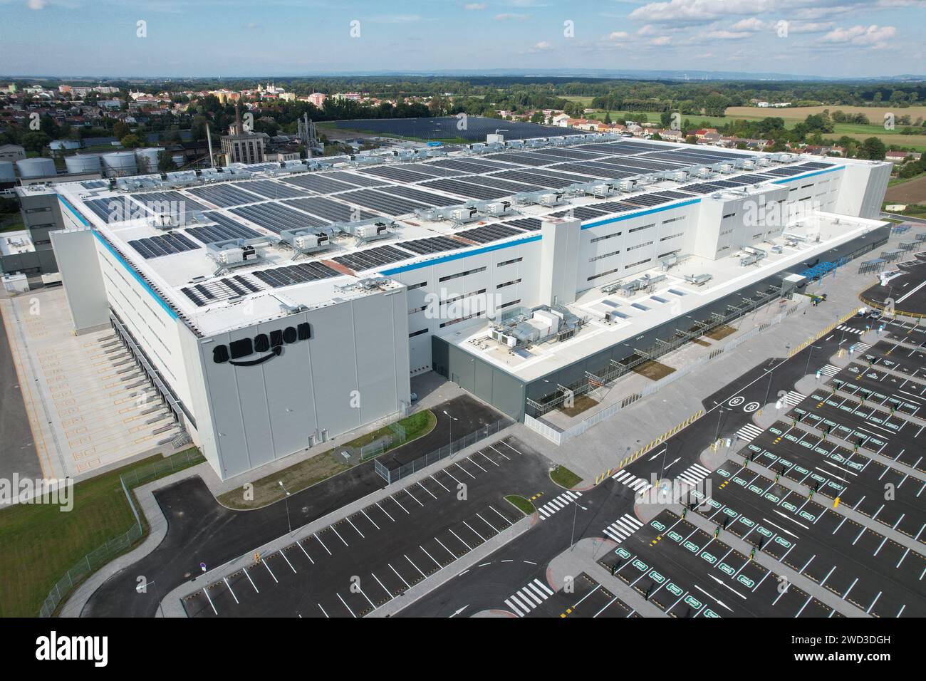 Center drone hi-res stock photography and images - Page 2 - Alamy