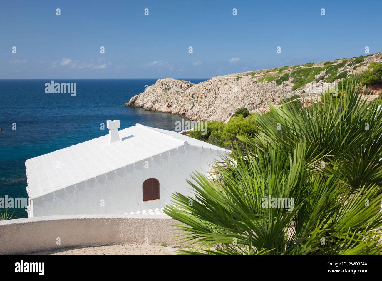 Typical white house hi-res stock photography and images - Alamy