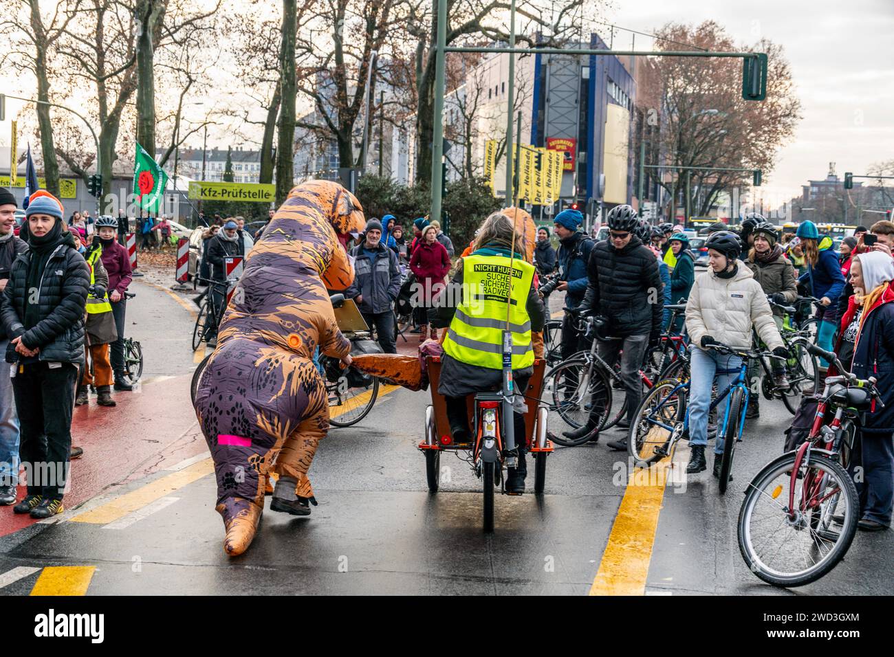 Teilnehmer der Fahrraddemo Changing Cities sind an der Elsenbrücke ...