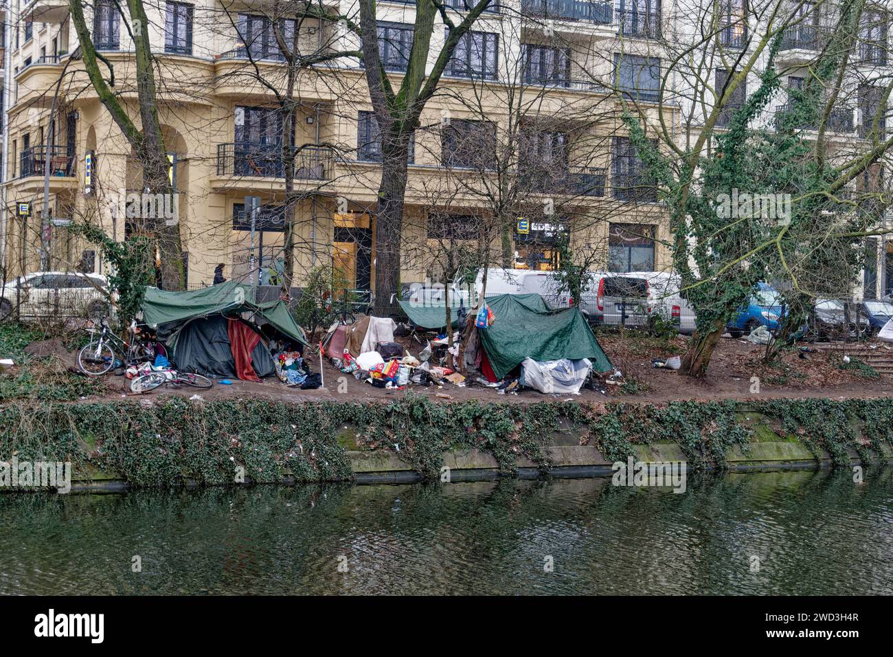 Obdachlose am Landwehrkanal, Obdachlosigkeit, Armut, Wildcampen, Müll, Ghetto, Verwahrlosung,  Berlin-Neukölln, Stock Photo