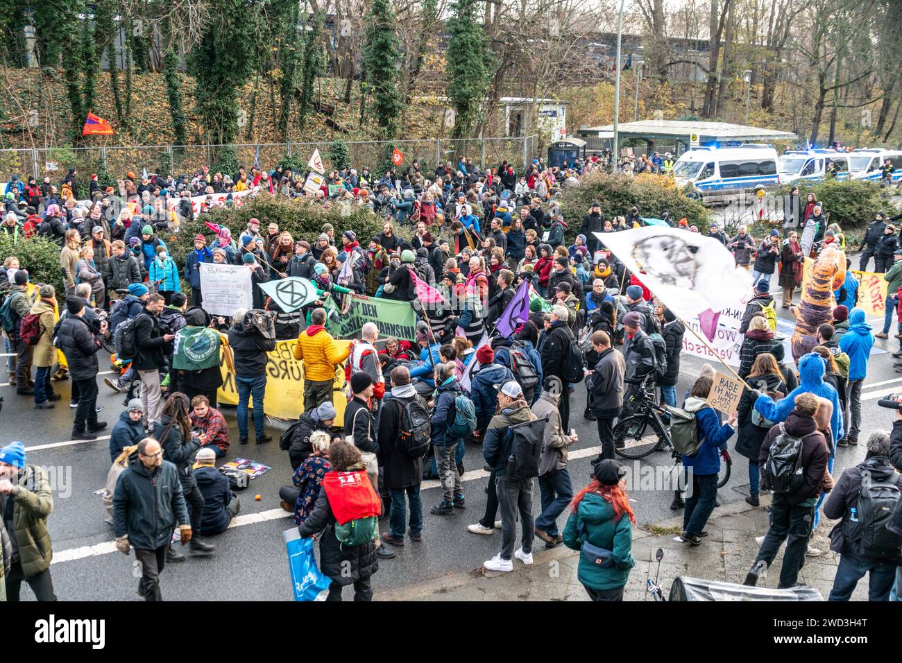 Demo, Elsenbrücke, Letzte Generation, Klimaaktvisten sperren den Verkehr zur Elsenbrücke, Blockade in Berlin-Treptow,  Der Protest startet unter dem T Stock Photo