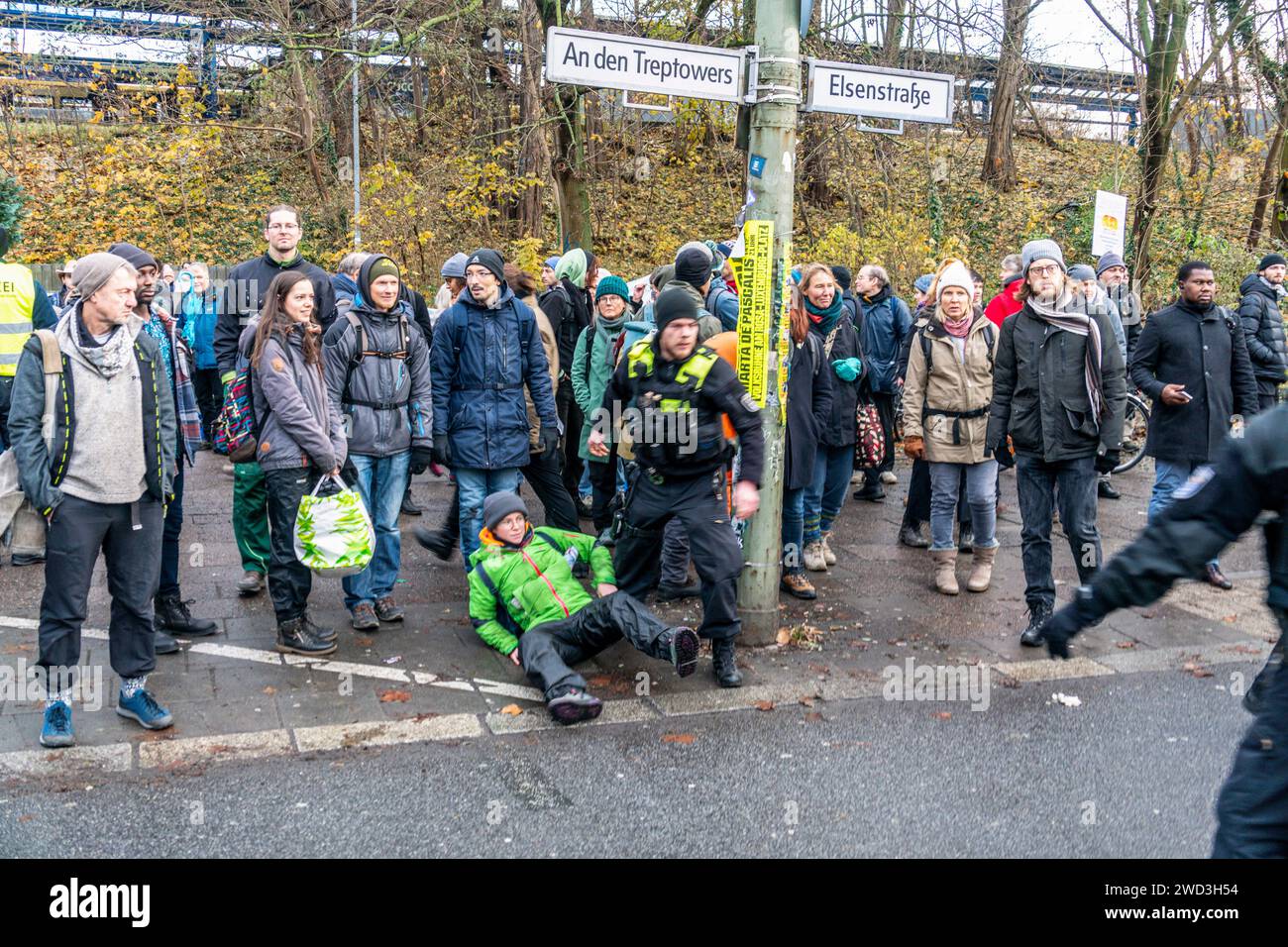 Demo, Elsenbrücke, Letzte Generation, Klimaaktvisten sperren den Verkehr zur Elsenbrücke, Blockade in Berlin-Treptow,  Der Protest startet unter dem T Stock Photo