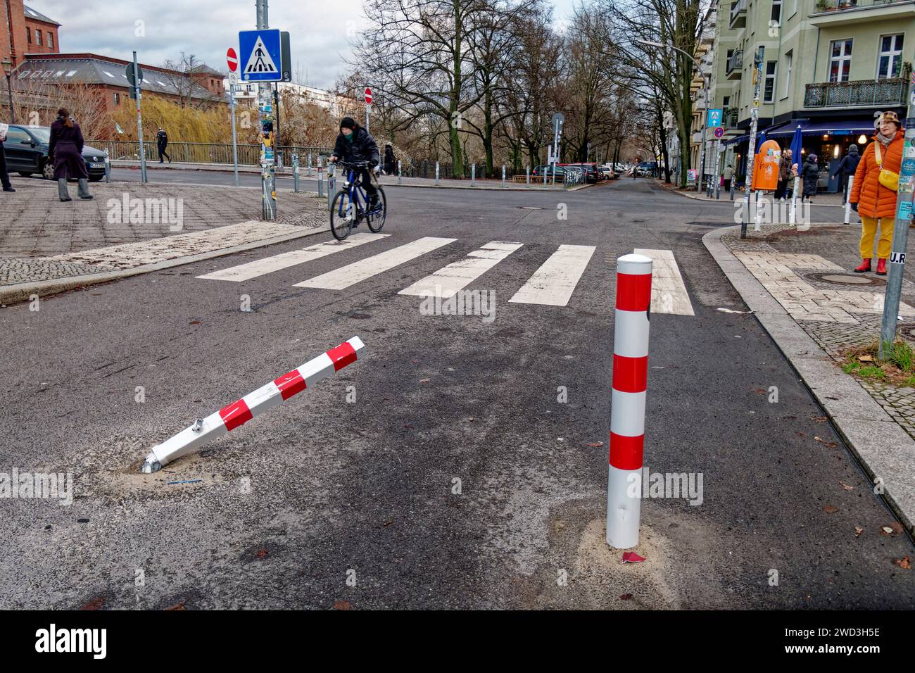 Neues Verkehrskonzept Reuterkiez soll den Durchgangsverkehr von Nebenstraßen auf die Hauptstrassen verlagern. Einbahnstraßen, Poller und Sperren für d Stock Photo