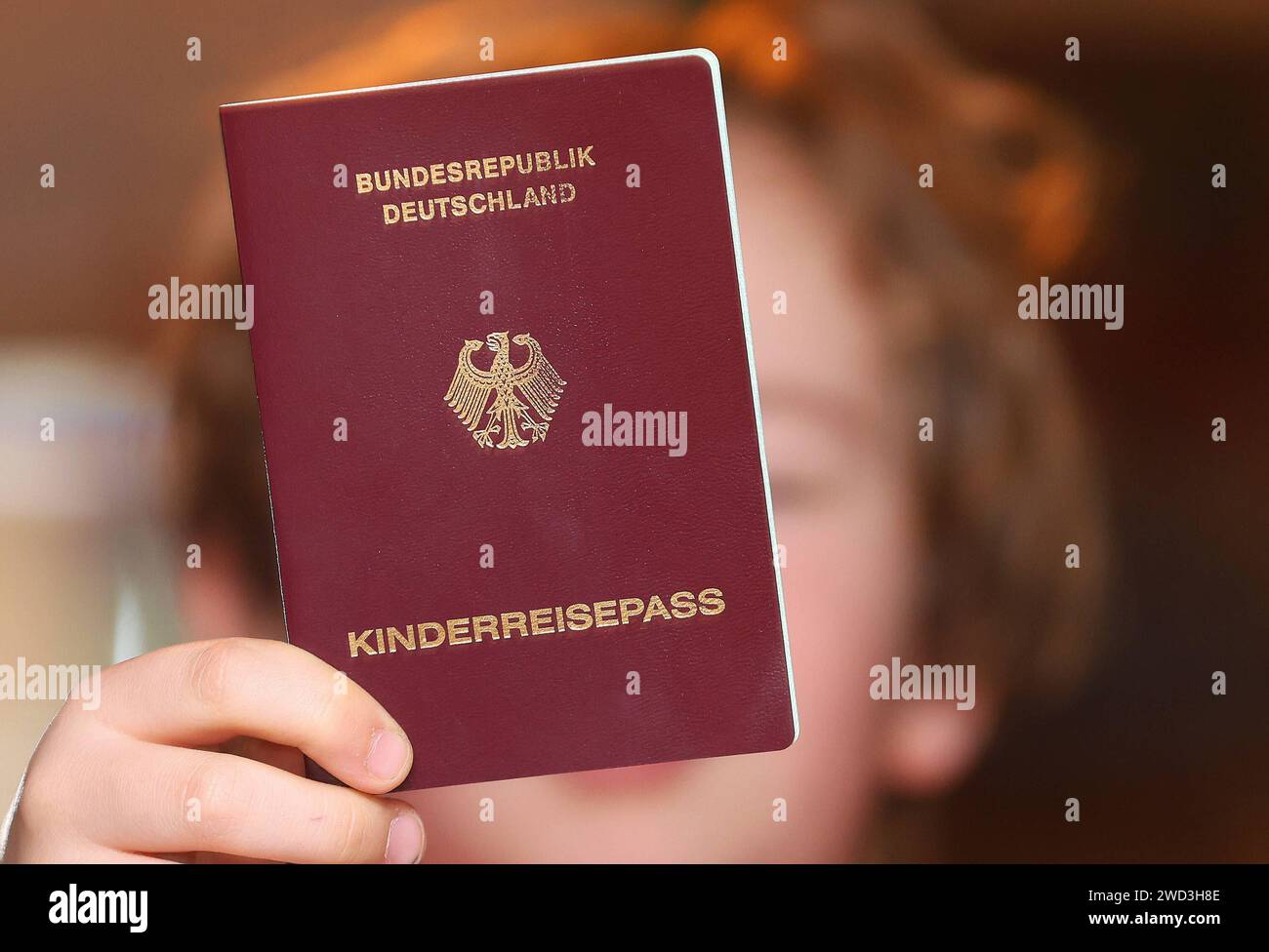  Kinderreisepass 16.01.2024, Koelleda, ein Kind haelt einen Motiv 
